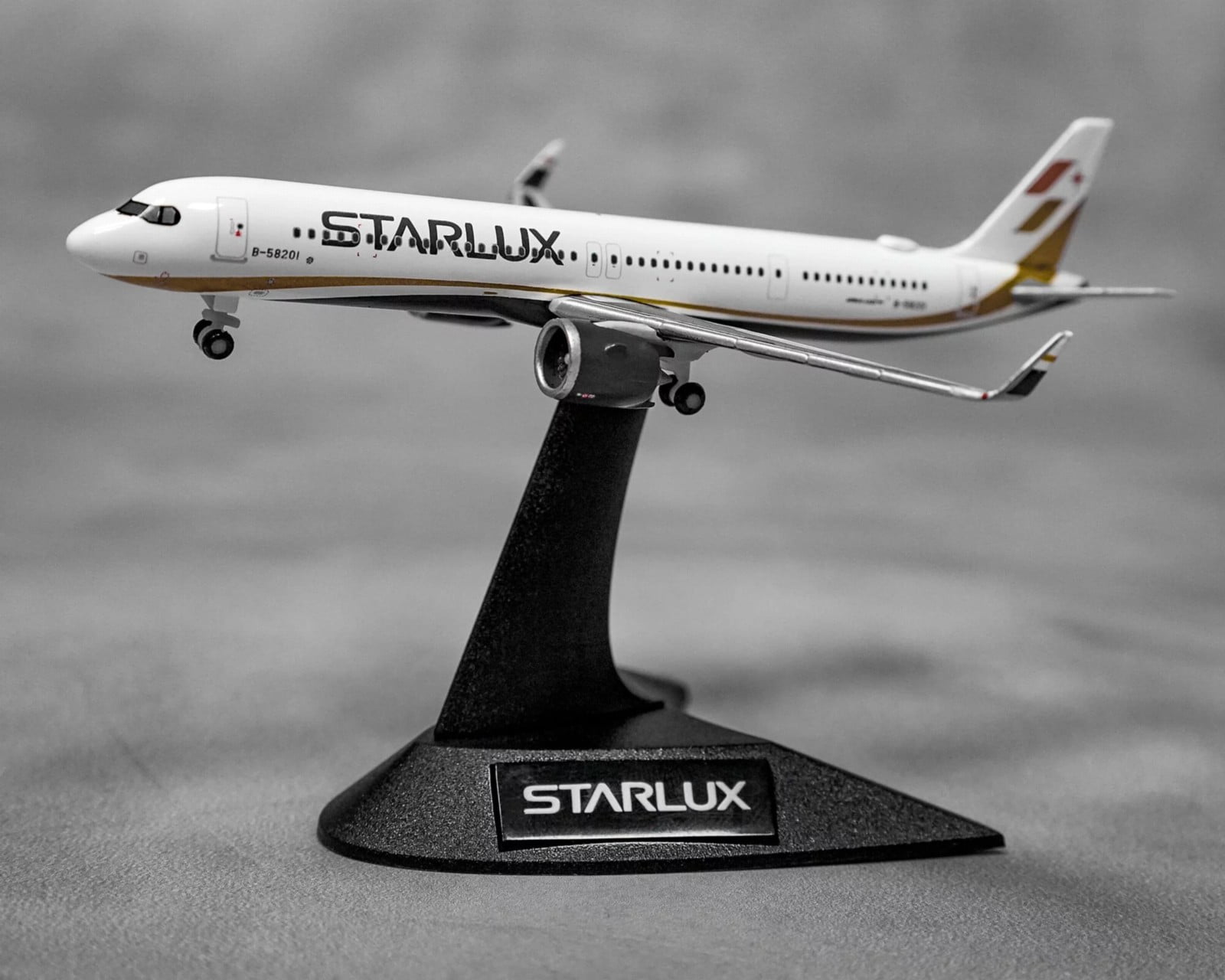 LGZ000007 STARLUX (Herpa) 航空会社オフィシャルモデル STARLUX / スターラックス航空 A321neo 1:500 メーカー完売