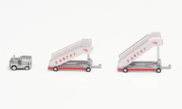 571005 Herpa 空港アクセサリー Qantas タラップ車x2 牽引車x1 1:200 完売しました。