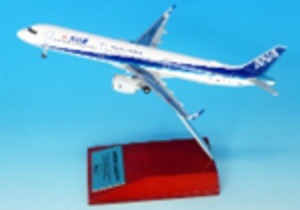 NH20191 全日空商事特注品 ANA All Nippon Airways / 全日空 A321neo WiFiレドーム付 JA152A 組立式スナップフィットモデル 木製スタンド付き 1:200 お取り寄せ
