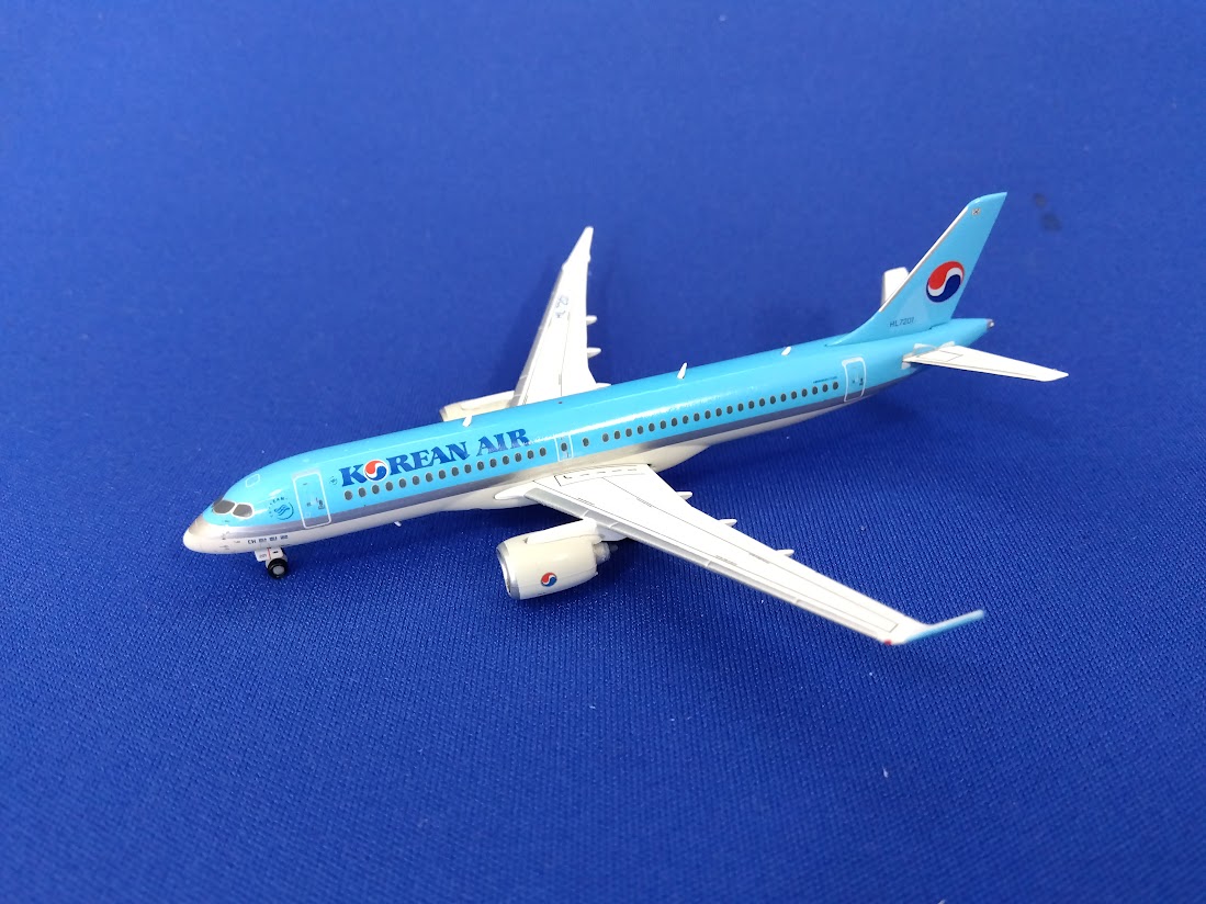 EW4CS3001 JC WING Korean Air / 大韓航空 CS300 HL7201 1:400 完売しました