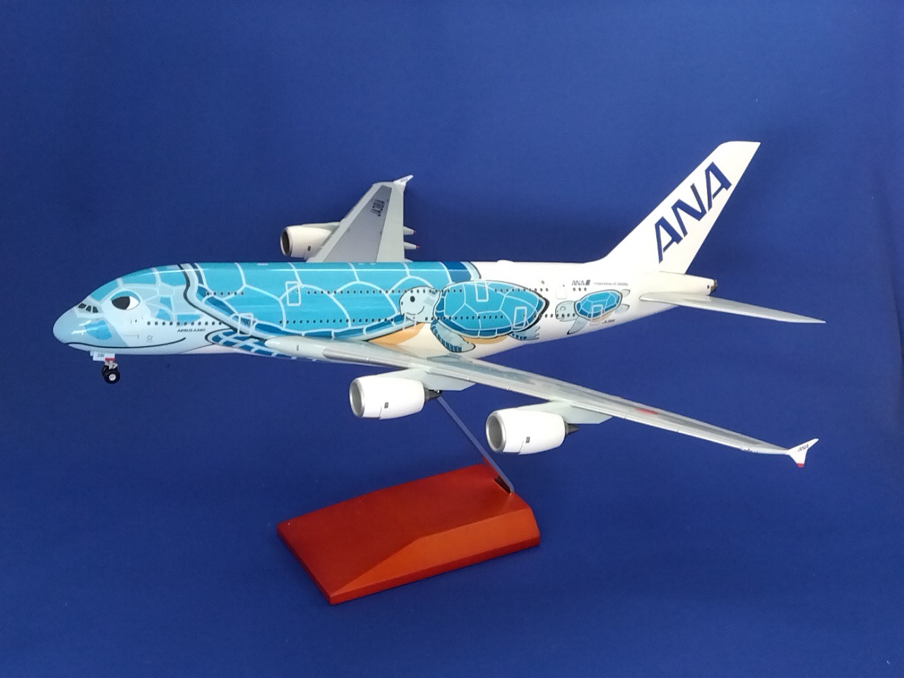 NH20232 全日空商事特注品 ANA All Nippon Airways / 全日空 A380 FLYING HONU ANAブルー (WiFiレドーム･ギア付) JA381A 完成品 木製スタンド付き 1:200 完売しました