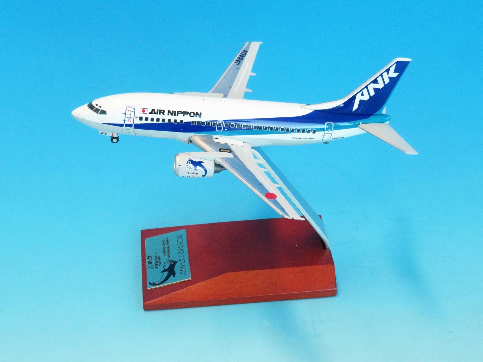 EL20239 全日空商事特注品 ANK / Air Nippon / エアーニッポン B737-500  JA8404 完成品 木製スタンド付き(台座は木製、アーム部はアルミ製) 1:200
