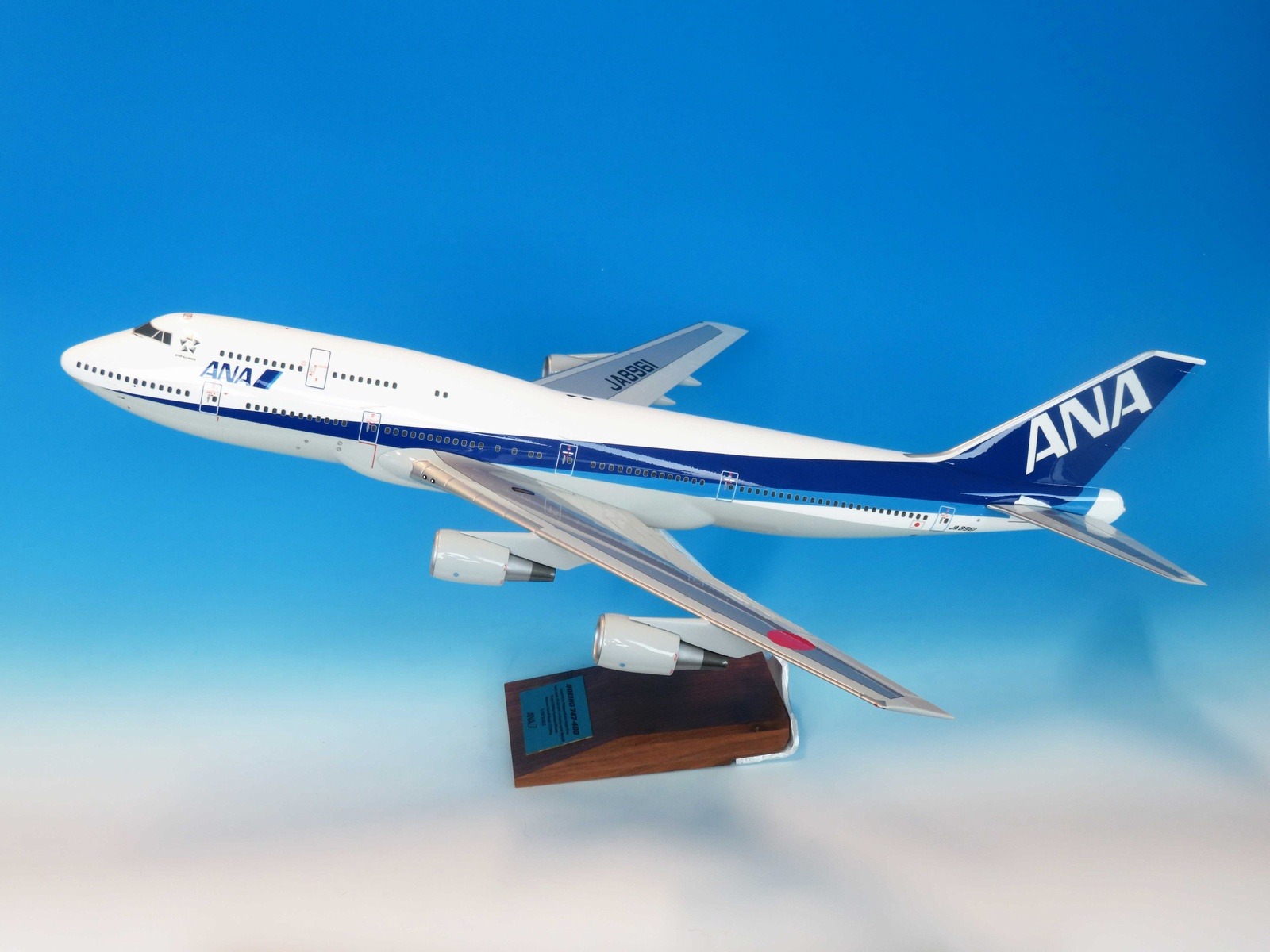 NH00122 全日空商事特注品 ANA All Nippon Airways / 全日空 B747-400D ラストフライト JA8961 木製台座プレート付 1:100 完売しました