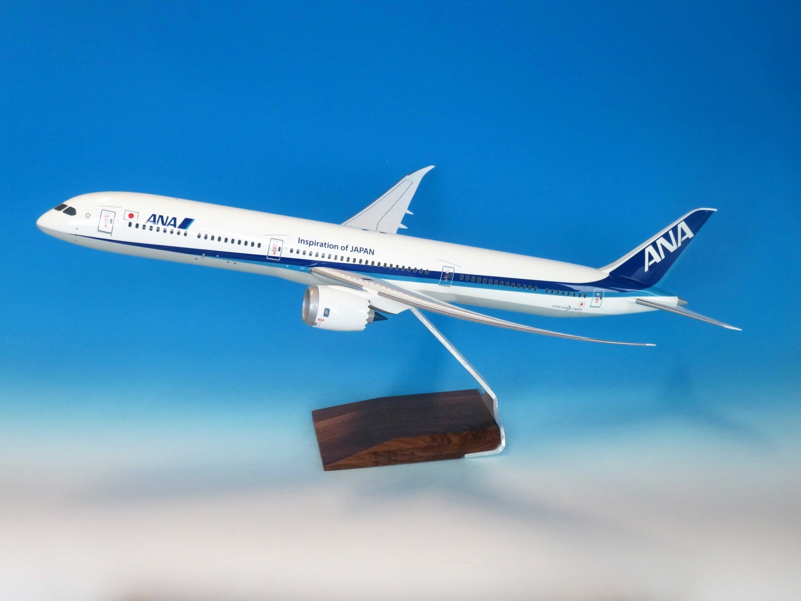 NH00123 全日空商事特注品 ANA All Nippon Airways / 全日空 B787-10 国内線仕様 WiFiレドーム付 JA981A 木製台座プレート付 1:100 完売しました