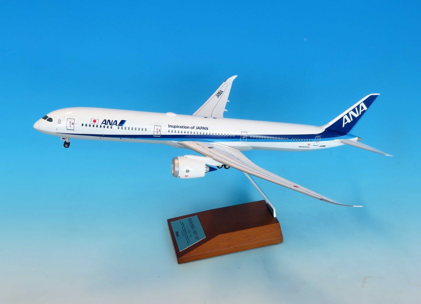 NH20206 全日空商事特注品 ANA All Nippon Airways / 全日空 B787-10 国内線GEエンジン JA981A 組立式スナップフィットモデル 木製スタンド付き(台座は木製、アーム部はアルミ製) 1:200 お取り寄せ