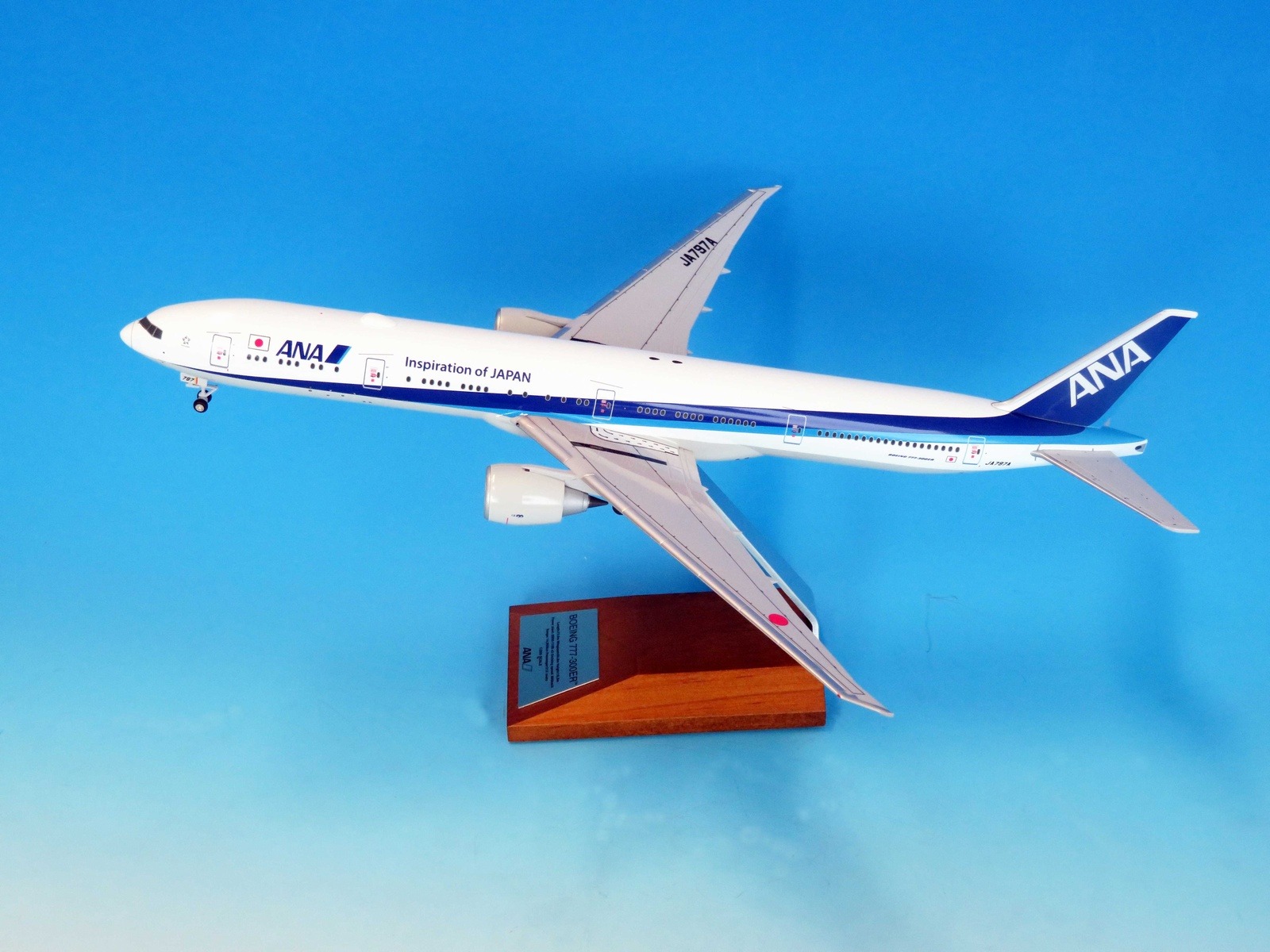 NH20213 全日空商事特注品 ANA All Nippon Airways / 全日空 B777-300ER  JA797A 組立式スナップフィットモデル 木製スタンド付き(台座は木製、アーム部はアルミ製) 1:200 お取り寄せ