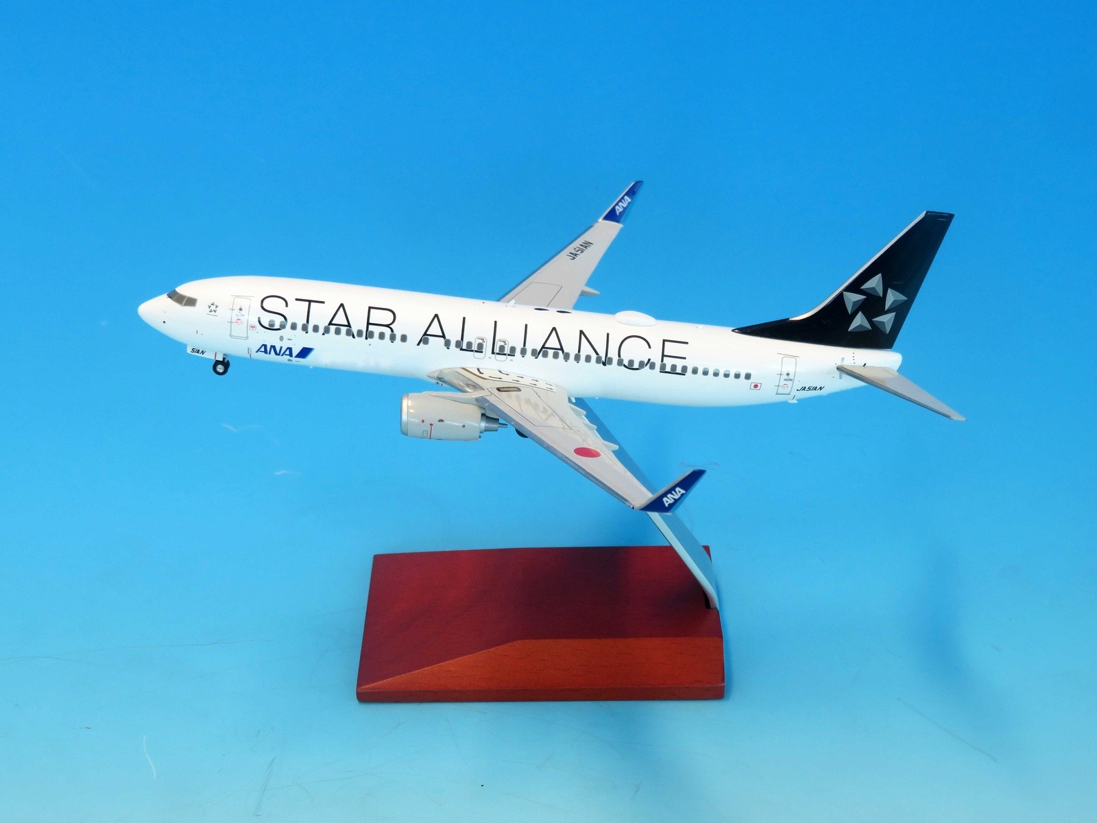 NH20237 全日空商事特注品 ANA All Nippon Airways / 全日空 B737-800 STAR ALLIANCE JA51AN 完成品 木製スタンド付き(台座は木製、アーム部はアルミ製) 1:200