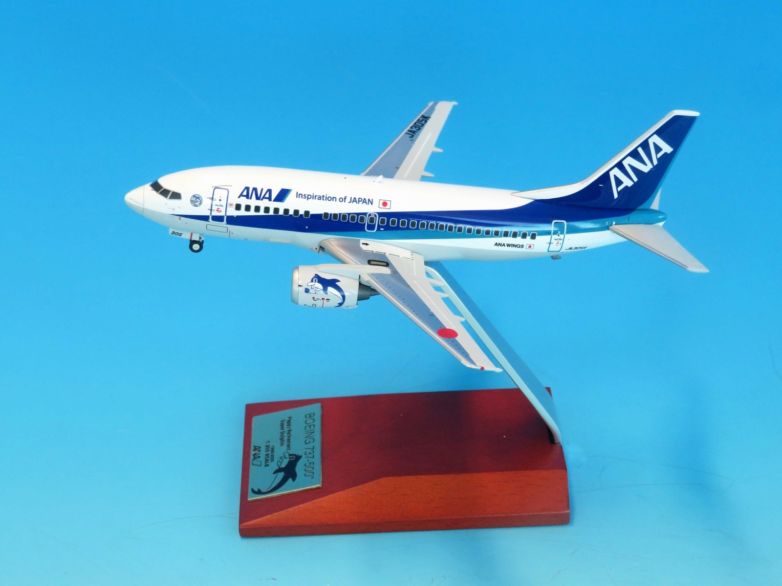 NH20241 全日空商事特注品 ANA All Nippon Airways / 全日空 B737-500 Happy Retirement Super Dolphin JA305K 完成品 木製スタンド付き(台座は木製、アーム部はアルミ製) 1:200