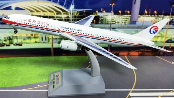KJB763103 KJ MODELS China Eastern Airlines / 中国東方航空 B767-300ER B-5001 スタンド付き 1:200 完売しました。