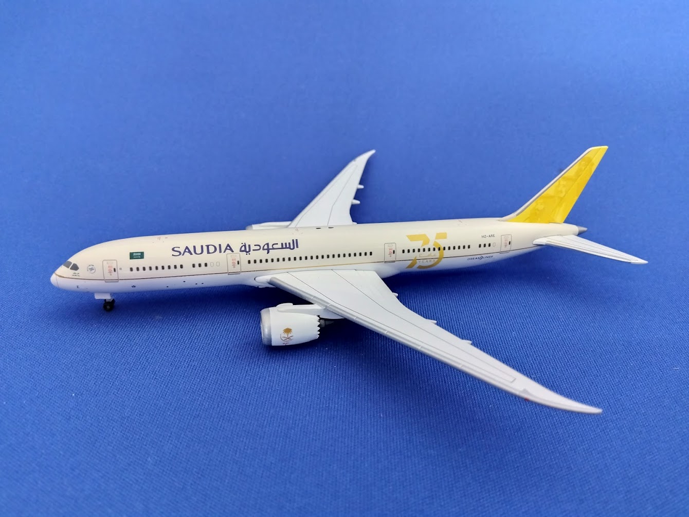 536486 Herpa CLUB MODELS SAUDIA/Saudi Arabian Airlines / サウジアラビア航空/サウディア 75years B787-9 HZ-ARE プラスチック製スタンド付 1:500 メーカー完売