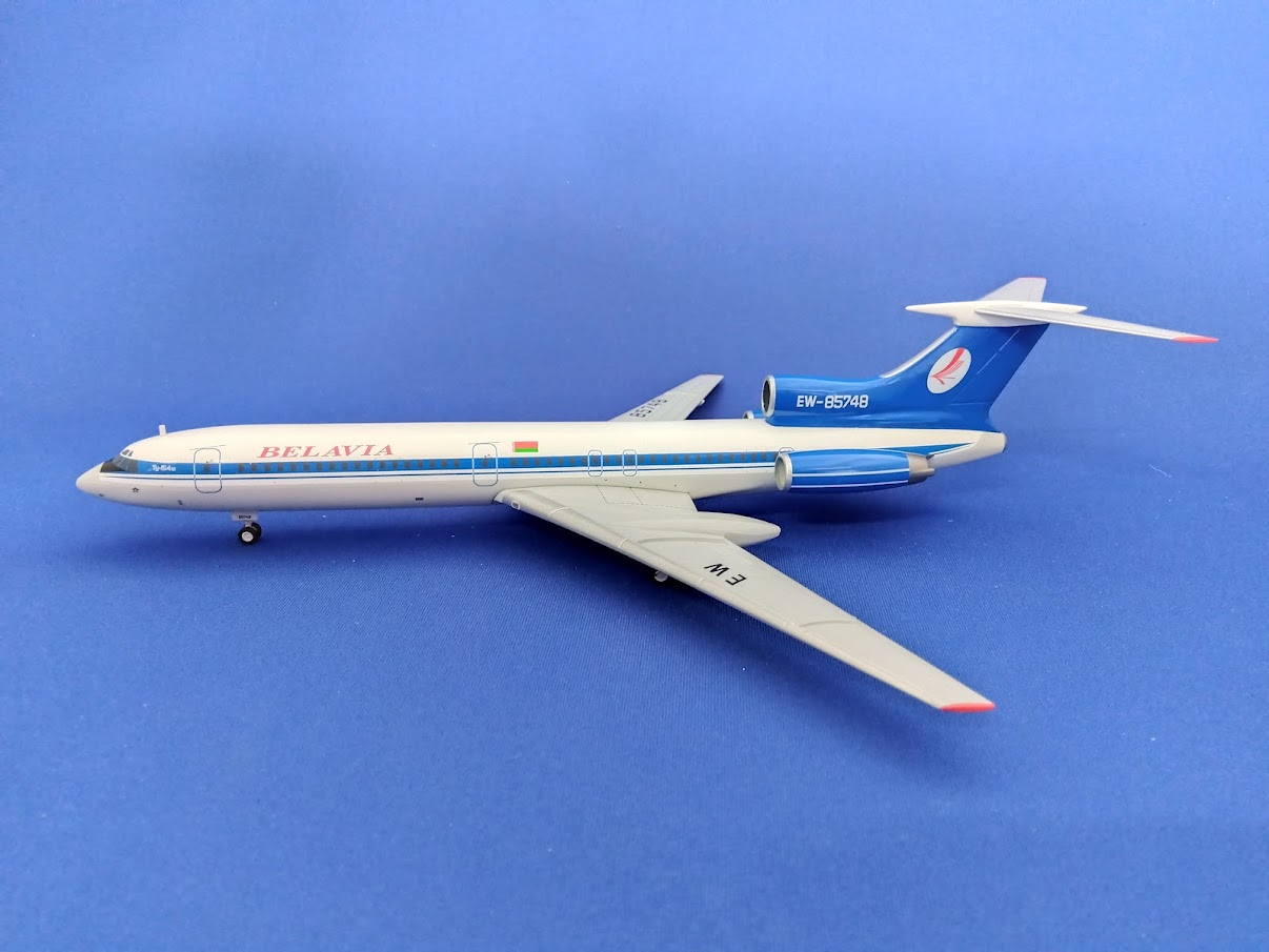 A2022 AviaBoss Belavia Belarusian Airlines / ベラヴィア航空 Tu-154M EW-85748 木製スタンド付 1:200 完売しました。