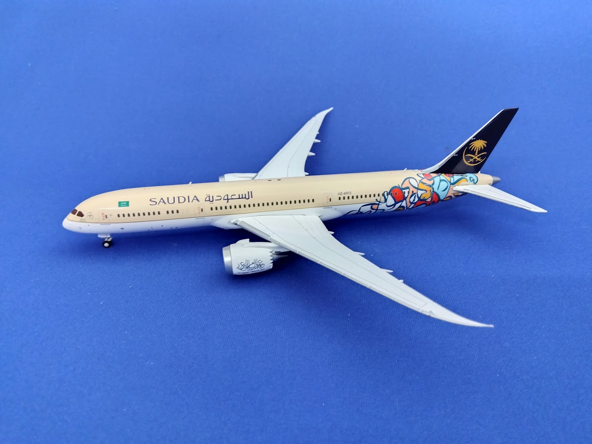 LH4249 JCWING SAUDIA/Saudi Arabian Airlines / サウジアラビア航空/サウディア B787-9 HZ-AR13 Arab Calligraphy Year 1:400 メーカー完売