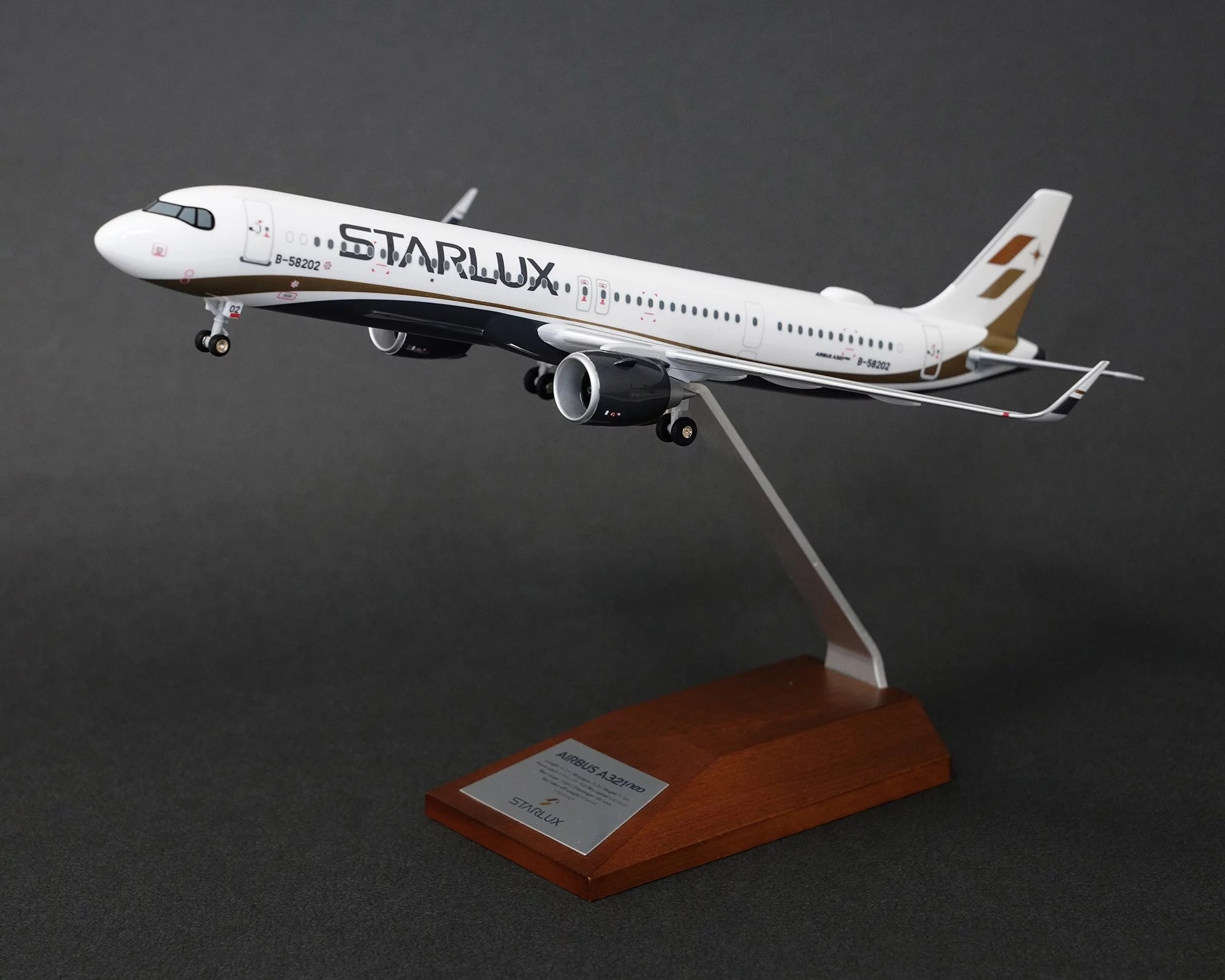 LGZ000004　STARLUX Airlines A321neo 1:150